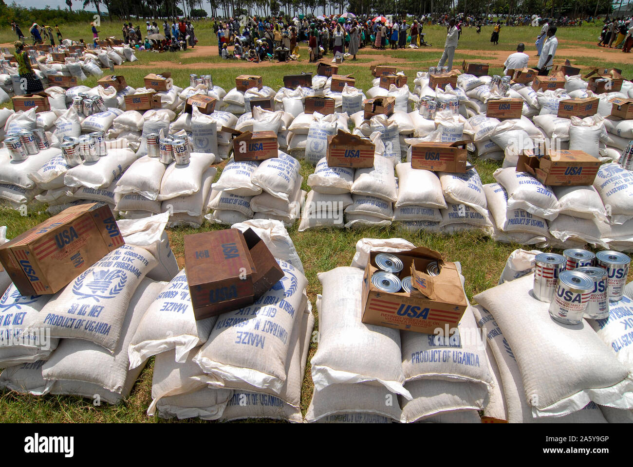 UGANDA, Kitgum, World Food Programme, Verteilung der britischen Beihilfe Mais und USAID Dosen mit Pflanzenöl für interne Vertriebene Flüchtlinge des Bürgerkriegs zwischen LRA und Ugandanian Armee Stockfoto