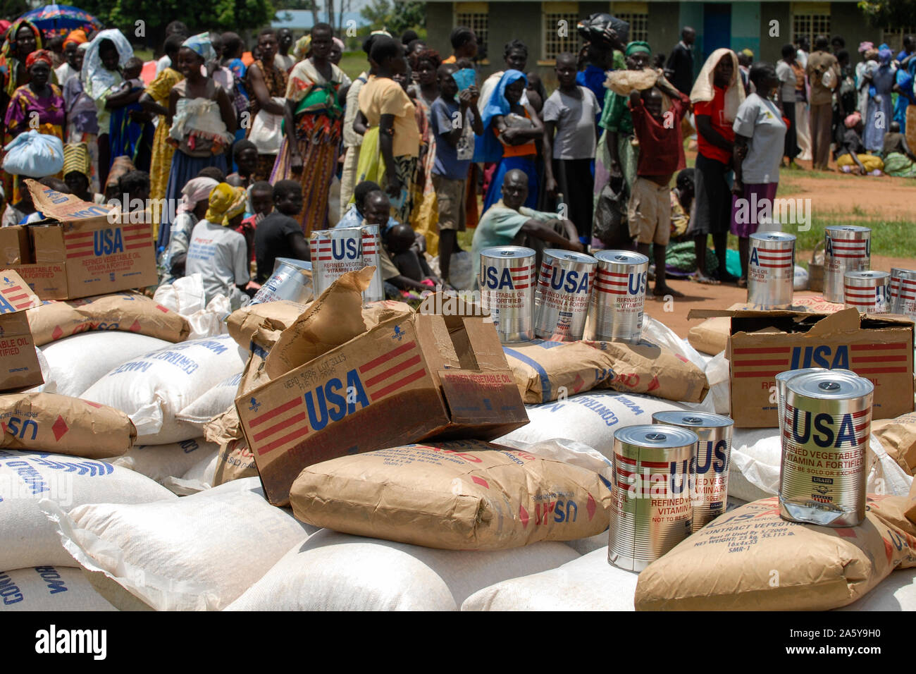 UGANDA, Kitgum, World Food Programme, Verteilung der EU-Beihilfe Mais und USAID Dosen mit Pflanzenöl für interne Vertriebene Flüchtlinge des Bürgerkriegs zwischen LRA und Ugandanian Armee Stockfoto