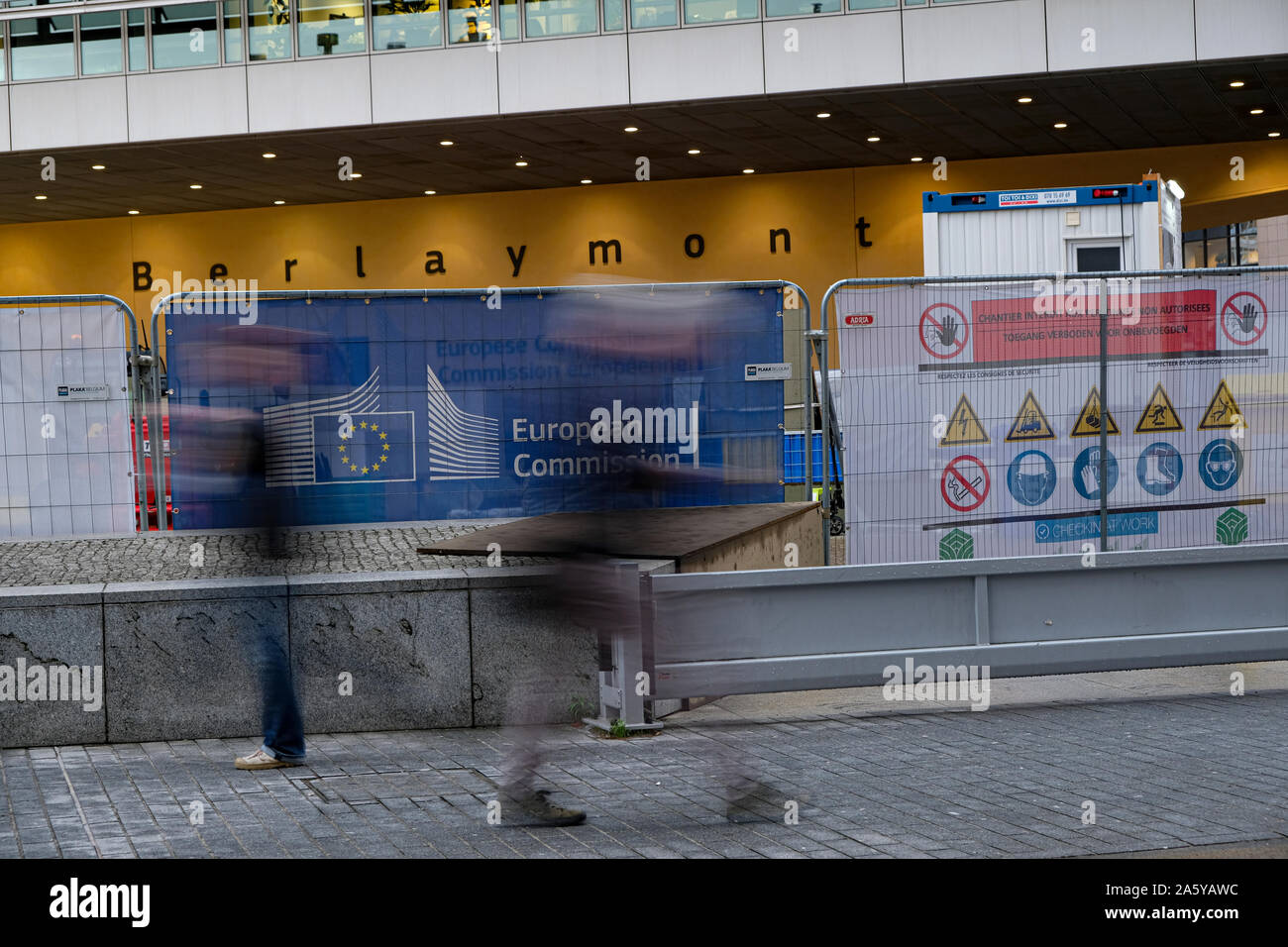 Gebäude der Europäischen Kommission von der Straße in Brüssel, Belgien Mit unkenntlich Leute, Stockfoto