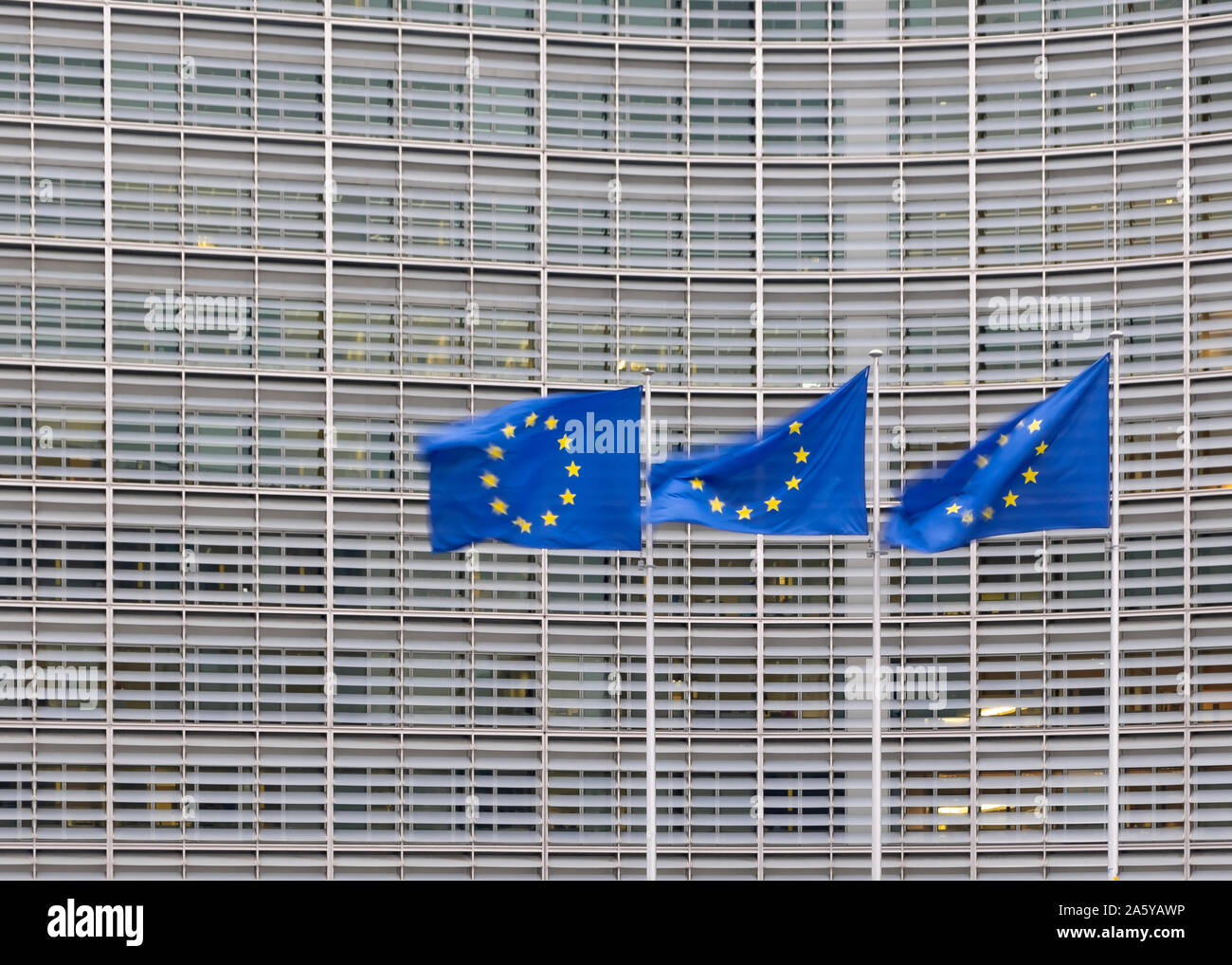 Gebäude der Europäischen Kommission von der Straße in Brüssel, Belgien Mit unkenntlich Leute, Stockfoto