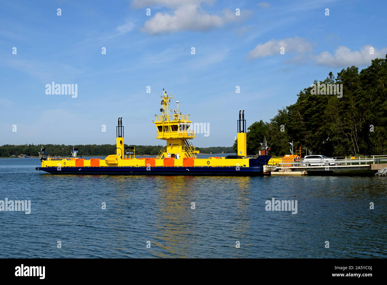 Kustavi, Finnland - 10 August 2019: Vartsala Seilfähre Gatter öffnen und Autos fahren entfernt. Vartsala Fähre ist Finnlands größter Draht betrieben Fähre. Stockfoto