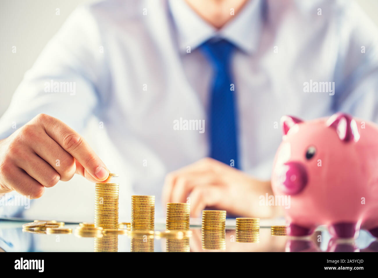 Banker Buchhalter oder Versicherer baut finanzielle Chart aus Gold Münzen Stockfoto