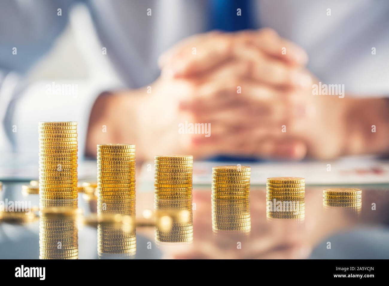 Banker Buchhalter oder Versicherer baut finanzielle Chart aus Gold Münzen Stockfoto