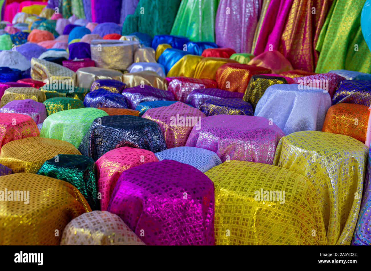 Blick von oben auf die bunten traditionellen thailändischen Warenballen - Ausgewählte konzentrieren Stockfoto