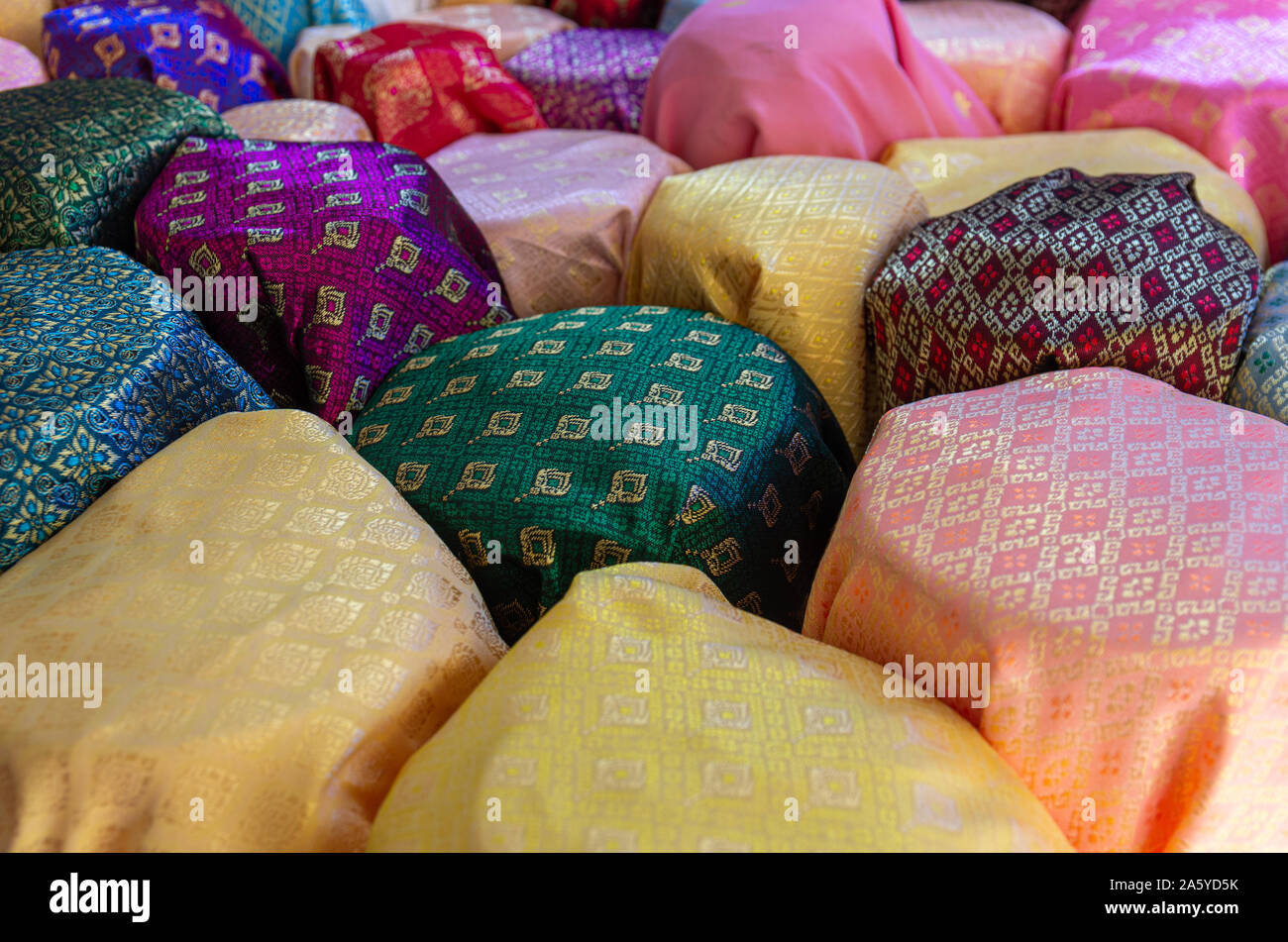 Blick von oben auf die bunten traditionellen thailändischen Warenballen - ausgewählte Fokus - text Raum Stockfoto