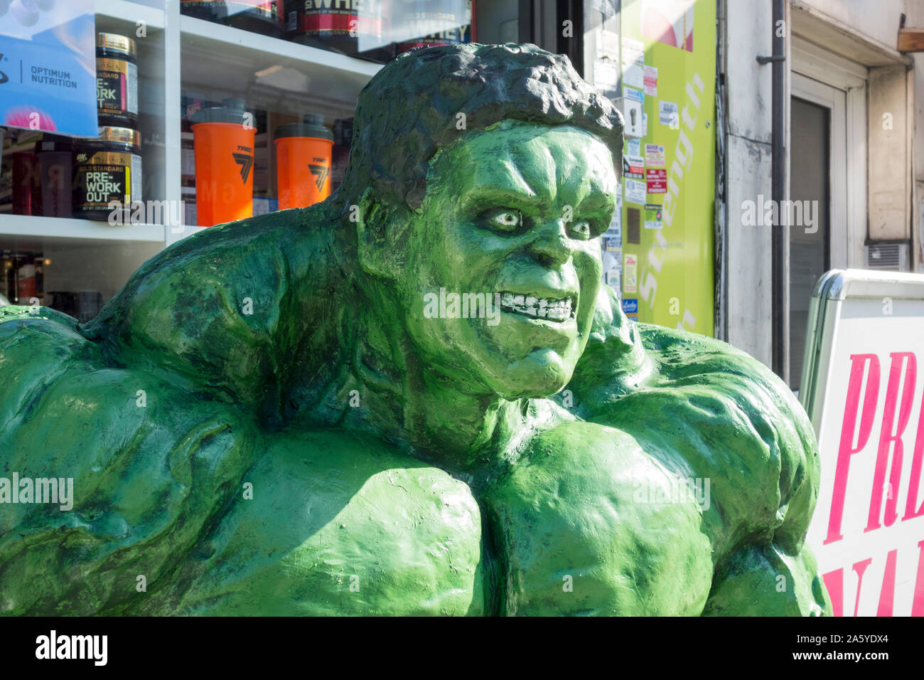 Eine Statue von einem grünen und sehr heftigen - Suchen Incredible Hulk auf einer Straße in London, Großbritannien Stockfoto