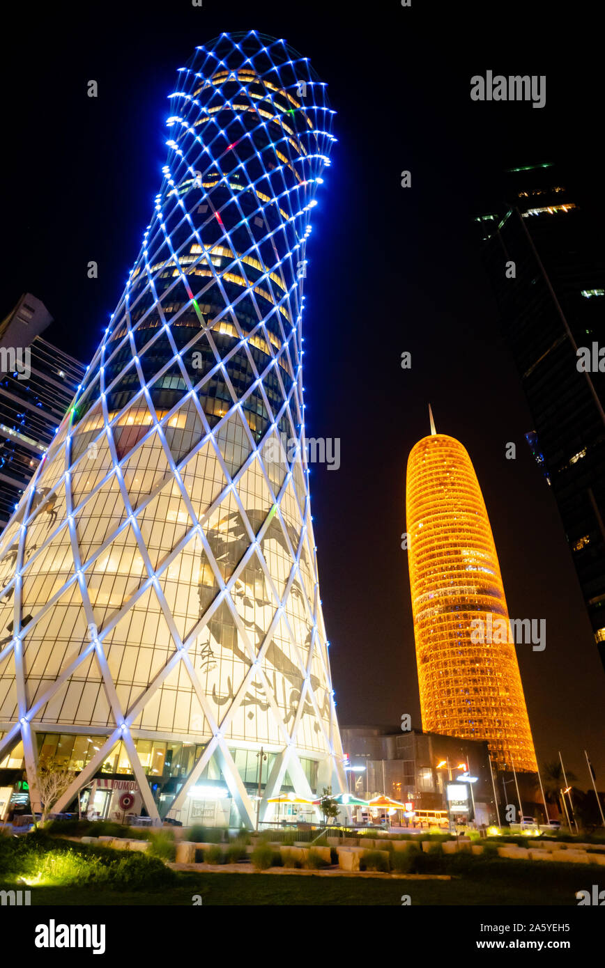 Die berühmten Tornado Tower von Doha abends beleuchtet, mit einer Schablone von Scheich Tamim Bin Hamad Al Thani. Doha Turm im Hintergrund Stockfoto