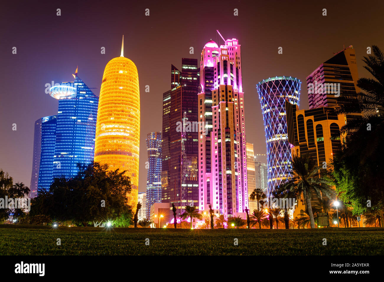 Doha West Bay night skyline von Sheraton Park, ft. World Trade Center (blau), Doha Turm (Gelb), Al Jassimya Turm (rosa), Tornado Tower (blau). Stockfoto