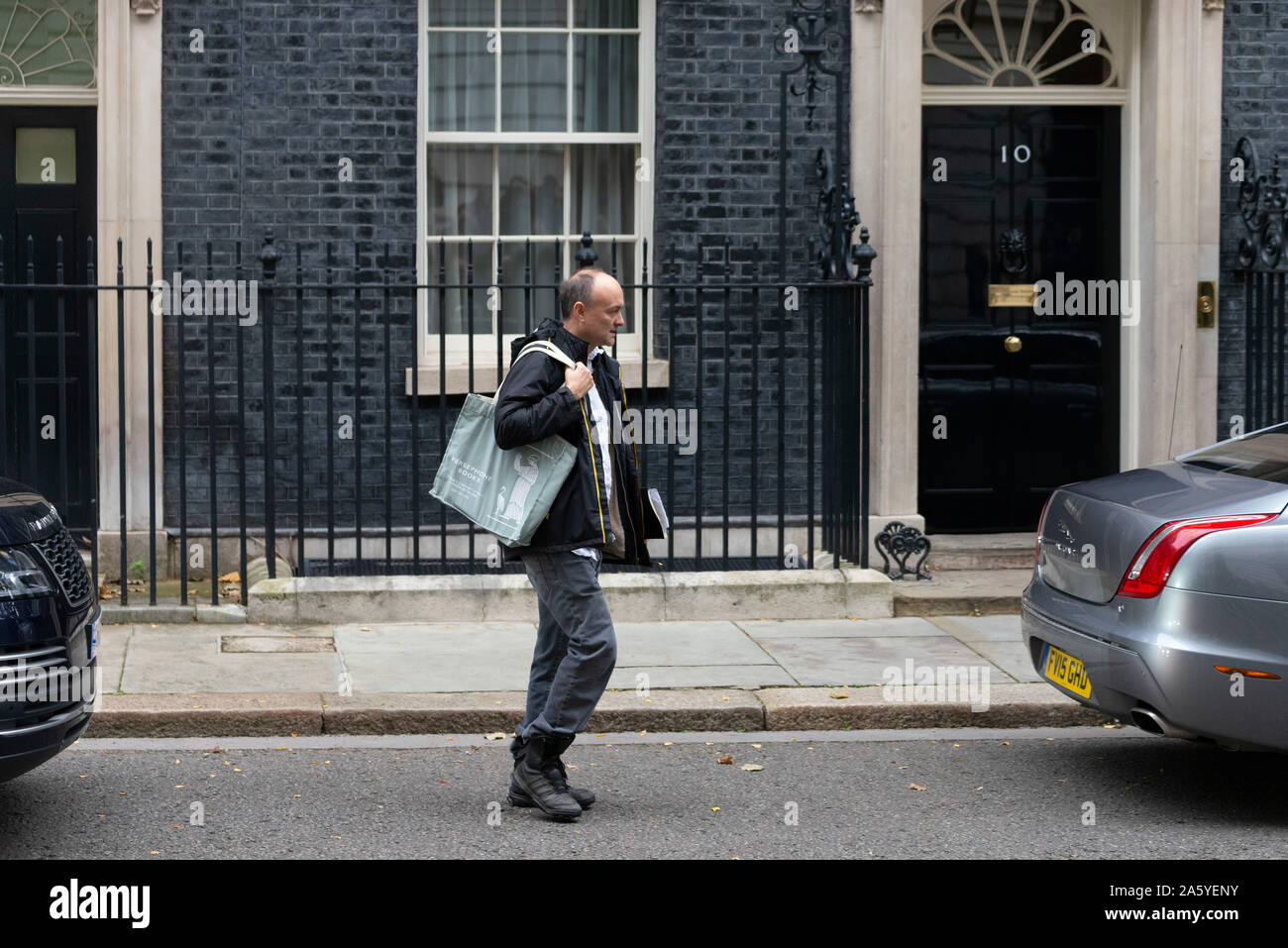 London, UK, 23. Oktober 2019: Dominic Cummings macht sich auf den Weg zu PM Johnsons Auto in Downing Street vor dem Unterhaus für Pmq. Claire Doherty/Alamy leben Nachrichten Stockfoto