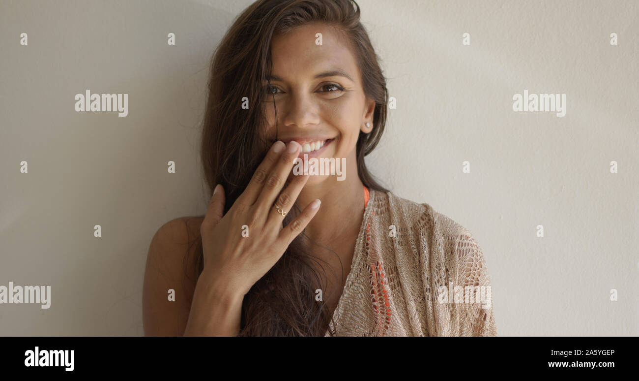 Lachende Frau, die Ihren Mund mit der Hand Stockfoto