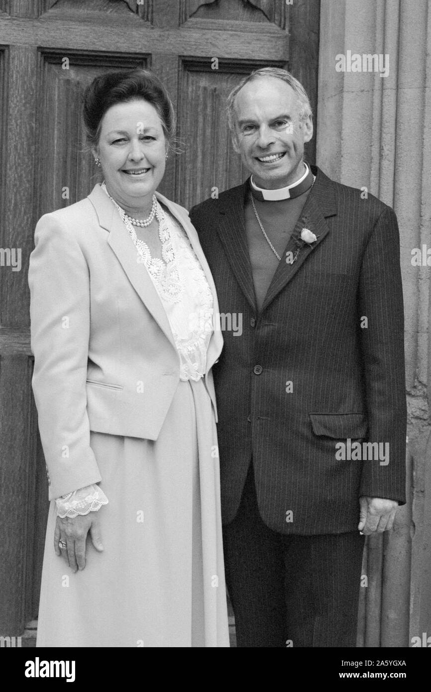 Der Bischof von Sherborne, Der Rt Rev John kirkham (r) mit amerikanischen Witwe Frau Hester Gregory in Lambeth Palace, London. Die Paare wurden im Palast in einem Service unter der Leitung von Dr. Robert Runcie verheiratet. Stockfoto