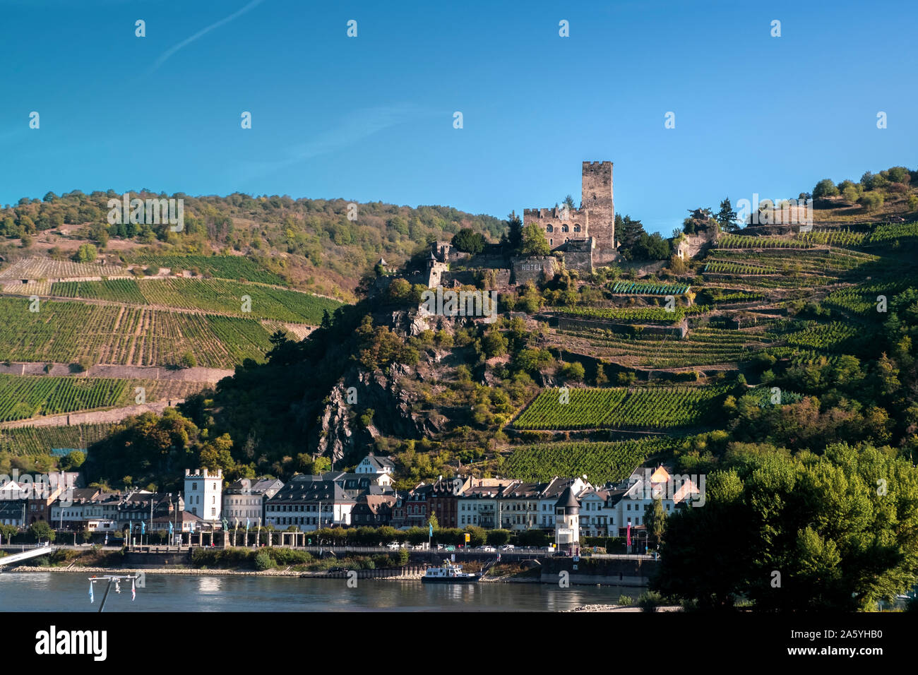 Blick auf die mittelalterliche Burg Gutenfels und der Stadt Kaub in der berühmten Schlucht nördlich von Rüdesheim am Rhein, Deutschland, an einem sonnigen Herbstmorgen. Stockfoto