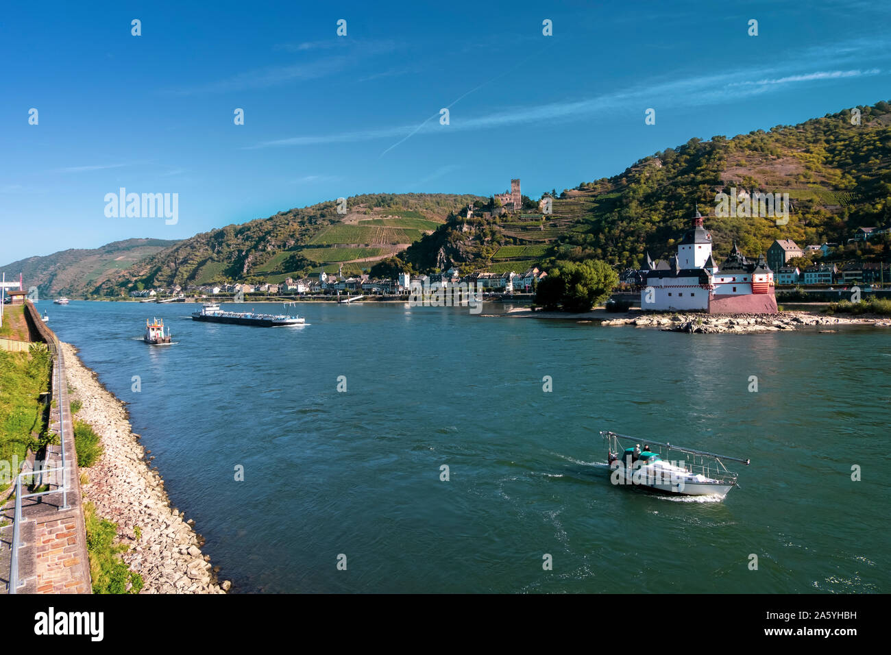 Blick auf die Burg Pfalzgrafenstein, wie die Pfalz, einem berühmten Maut Burg auf dem Falkenau Insel und Gutenfels Schloss am Ufer des Rheins bekannt, Stockfoto