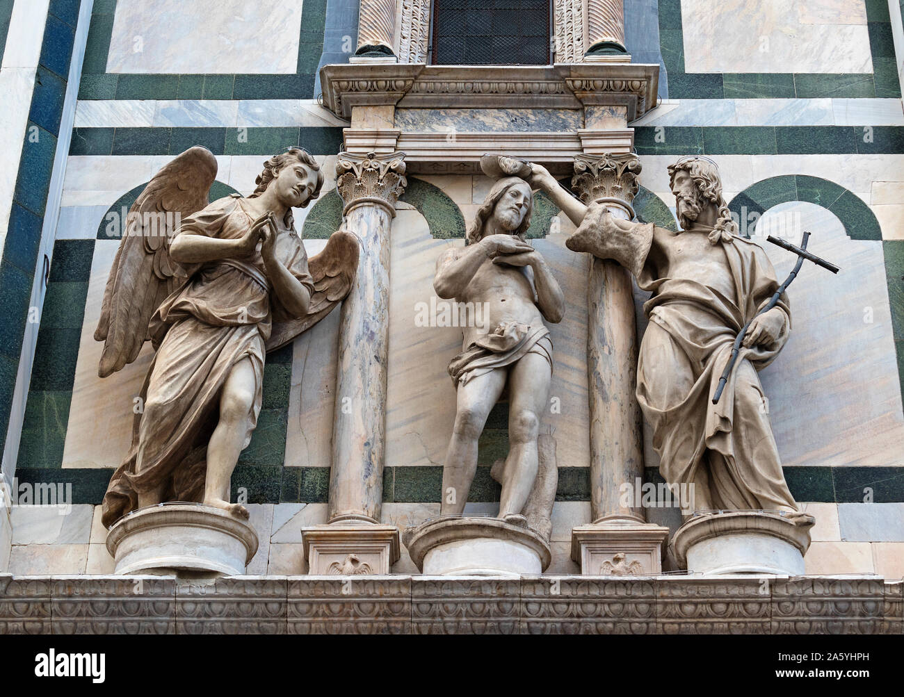 Die Taufe Christi Skulptur von Andrea Sansovino auf dem Baptisterium in Santa Maria del Fiore, Florenz, Italien Stockfoto