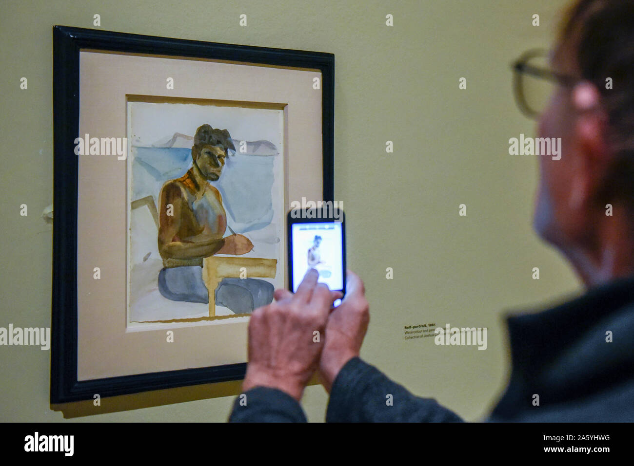 London, Großbritannien. 23. Oktober 2019. Der ein Besucher elf Portrait", 1961, von Lucian Freud. Vorschau von "Lucian Freud: Die Selbstporträts" an der Königlichen Akademie der Künste in der Piccadilly. 56 Werke auf die Anzeige des Diagramms Freud künstlerische Entwicklung über fast sieben Jahrzehnten auf Leinwand und Papier in eine Show, die vom 27. Oktober bis 26. Januar 2020 läuft. Credit: Stephen Chung/Alamy leben Nachrichten Stockfoto