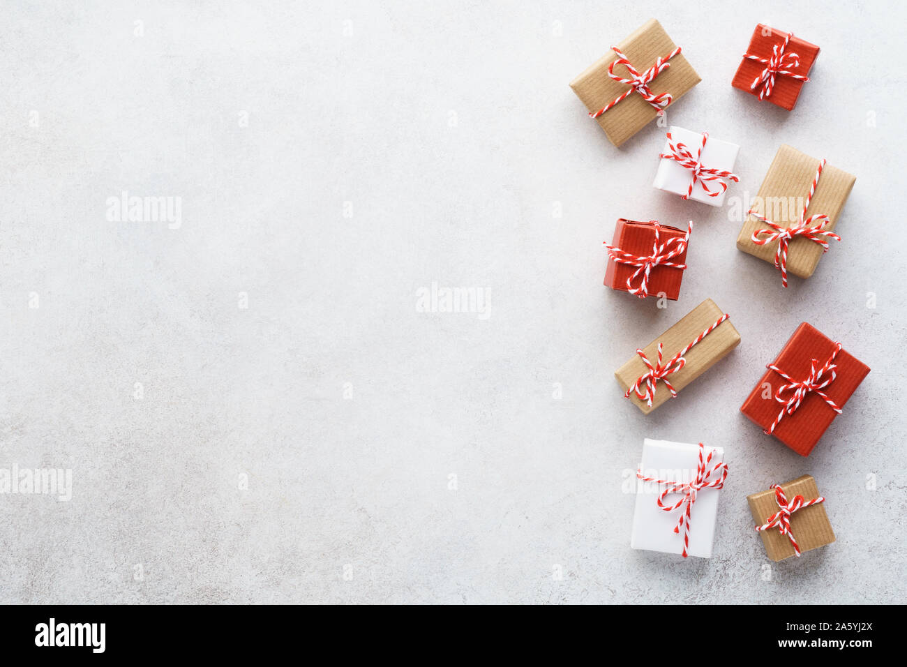 Satz von verschiedenen Geschenksets auf hellgrauem Hintergrund. Weihnachten Verkauf Konzept. Flach. Kopieren Sie Platz. Stockfoto