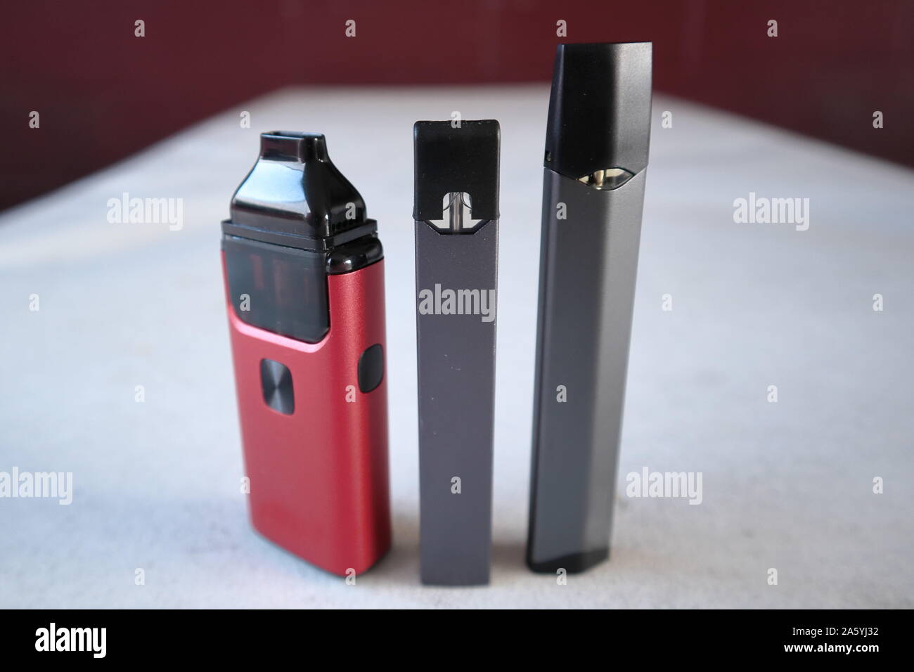 3 verschiedene vape Pen elektronische Zigarette Geräte Produkt shot isoliert Stockfoto