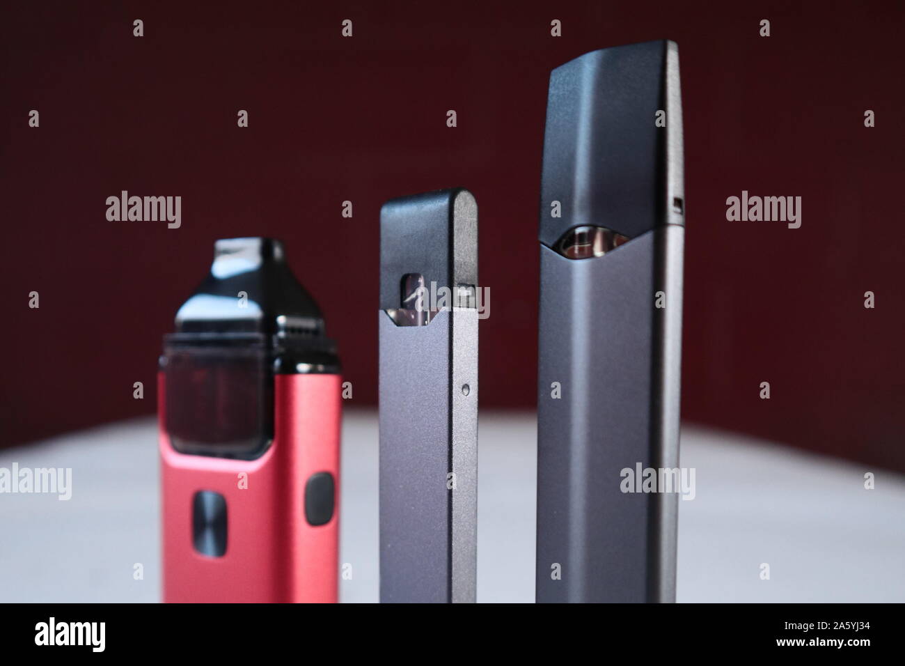3 verschiedene vape Pen elektronische Zigarette Geräte Produkt shot Nahaufnahme isoliert Stockfoto