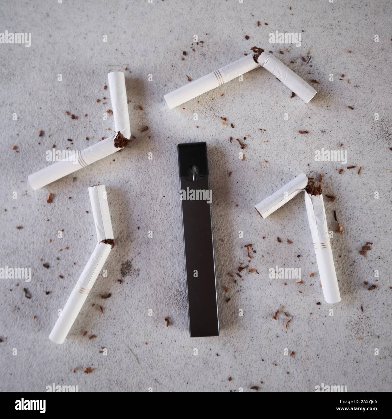 Single vape pen Art elektronische Zigarette rauchen als Alternative mit gebrochenen Zigaretten und Tabak auf weiße strukturierte Hintergrund isoliert Stockfoto