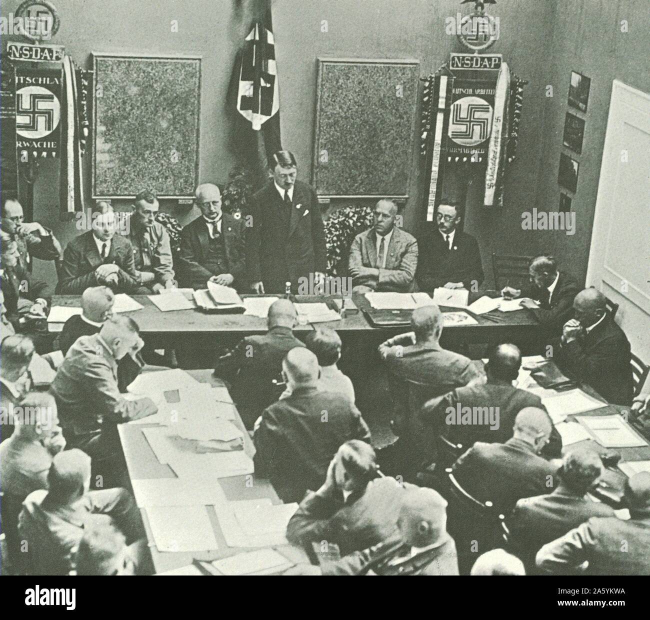 Hitler in München Adressierung einer Sitzung der NSDAP im Jahre 1925. Dritter Links von Hitler Alfred Rosenberg, auf der rechten Seite sind Gregor Strasser und Heinrich Himmler. Ganz rechts von der Tür ist Julius Streicher. Stockfoto