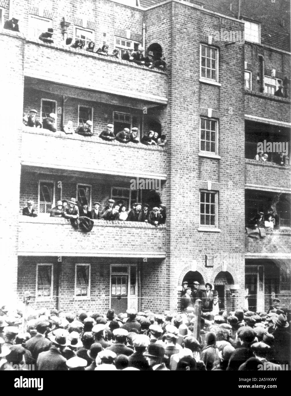 Härte während der Großen Depression in Großbritannien 1929-1936. Szenen in Peckham, London, 1931, als eine Reihe der Armen versahen zusammen mit Räumung für die Nichtzahlung der Rat Preise zu widerstehen. Stockfoto