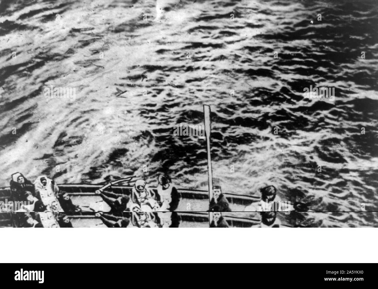 Verlust der Olympic White Star Line-Klasse RMS Titanic mit einem Eisberg am 12. April 1912 ihre Jungfernfahrt von Southampton nach New York getroffen. Eine Titanic Rettungsboot erreichte die Carpathia. Mehr als 1.500 Menschen ums Leben. Disaster Stockfoto