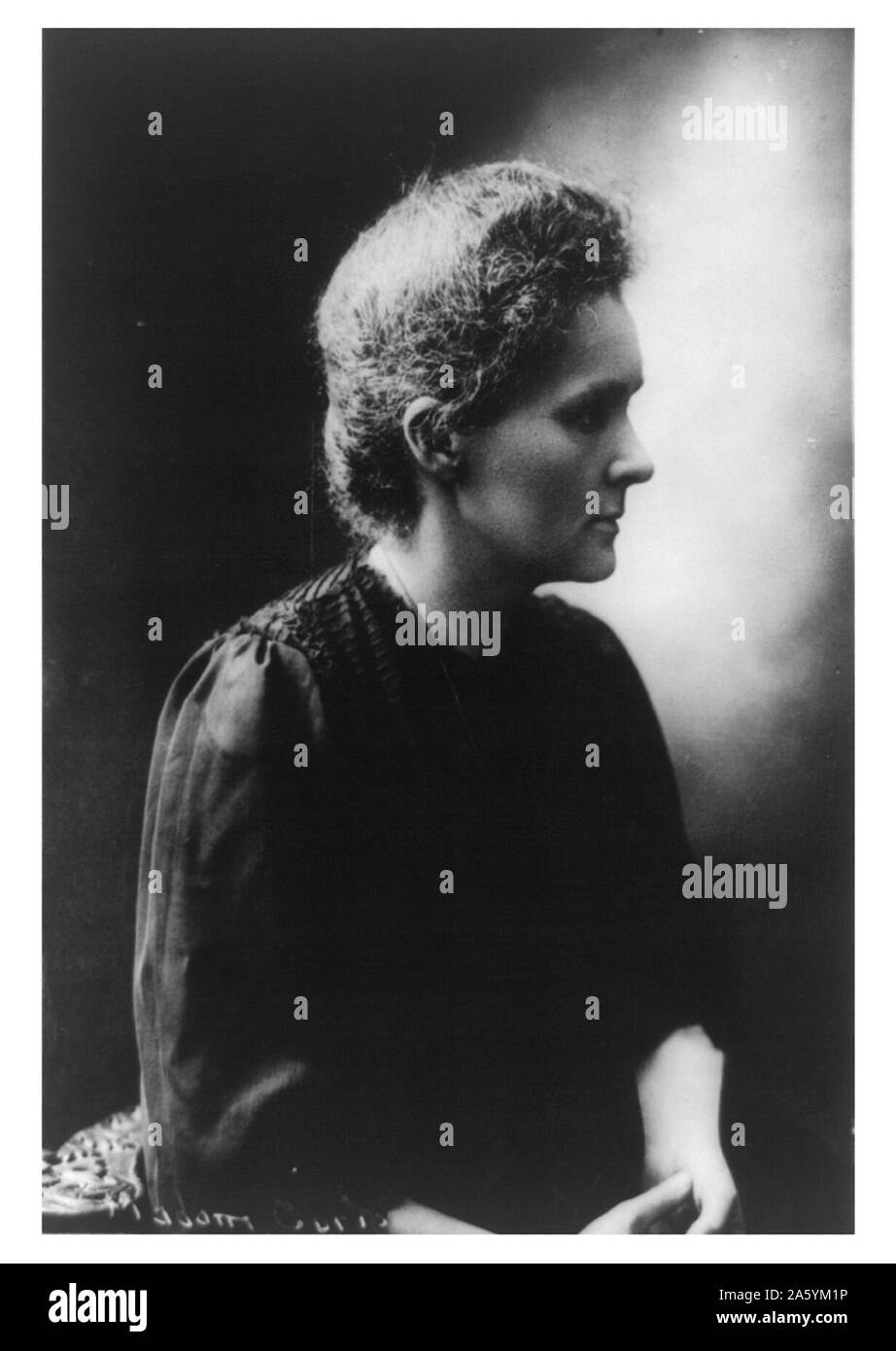 Marie Sklodowska-Curie (7. November 1867 â € ì vom 4. Juli 1934) der polnischen und der eingebürgerten - der französische Physiker und Chemiker, der bahnbrechende Forschung auf Radioaktivität durchgeführt. Sie war die erste Frau, die einen Nobelpreis gewinnen, die einzige Frau, die in zwei Bereichen zu gewinnen, und die einzige Person, die in mehreren Wissenschaften zu gewinnen. Sie war auch die erste Frau als Professor an der Universität von Paris zu werden, und 1995 wurde die erste Frau auf ihre eigenen Verdienste im Pantheon in Paris beigesetzt werden. Stockfoto