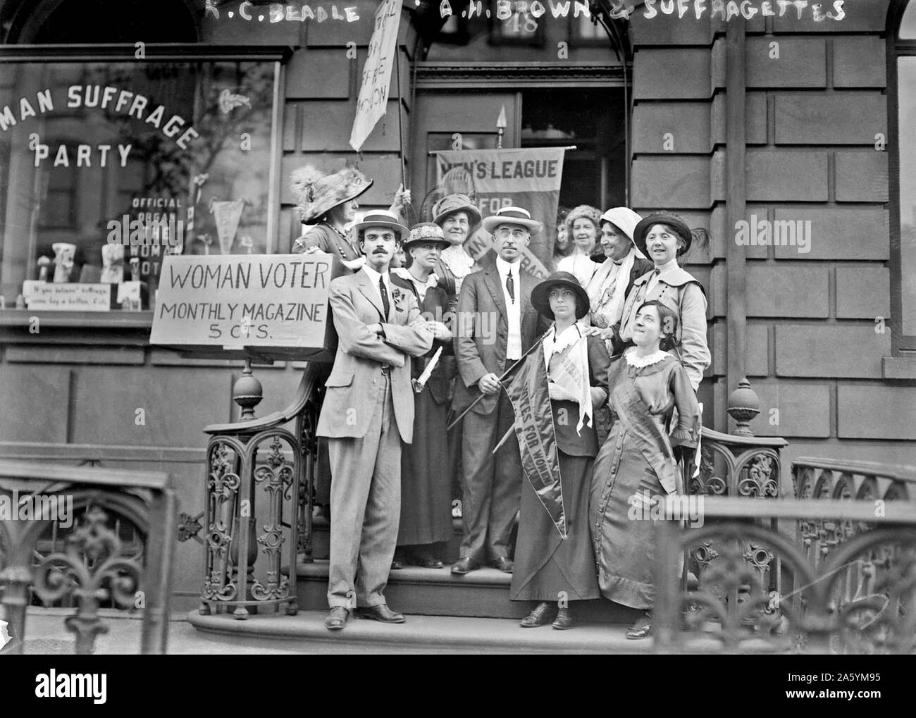 Mitglieder der Herren Liga für Woman Suffrage außerhalb 48 East 34th St., Sitz der der Frau Wahlrecht Party von Manhattan Stockfoto