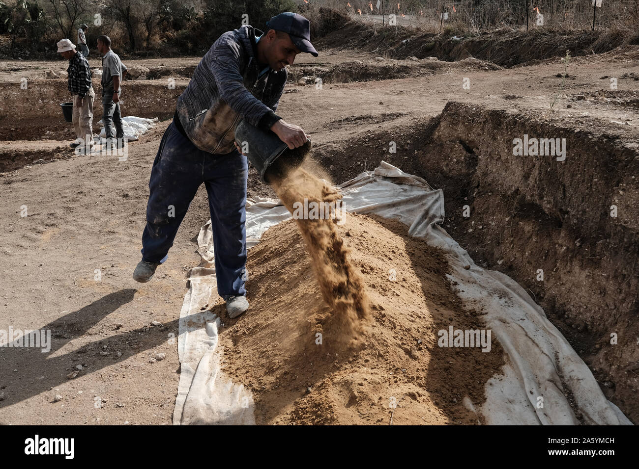 Bet Shemesh, Israel. 23. Oktober, 2019. Mitarbeiter der Israel Antiquities Authority Arbeit einer 1500 Jahre alten Kirche aufzudecken, mit Mosaikböden und Griechischen Mosaik Inschriften dekoriert, entdeckt, etwa 30 Km westlich von Jerusalem. Eine Inschrift gefunden widmet, die Website zu einem namenlosen "glorreichen Märtyrer". Eine zweite erwähnt eine Spende aus der byzantinischen Kaiser Tiberius II Konstantin empfangen. Eine völlig intakte Crypt diente als eine unterirdische Grabkammer für die 'glorreichen Märtyrer". Credit: Nir Alon/Alamy leben Nachrichten Stockfoto