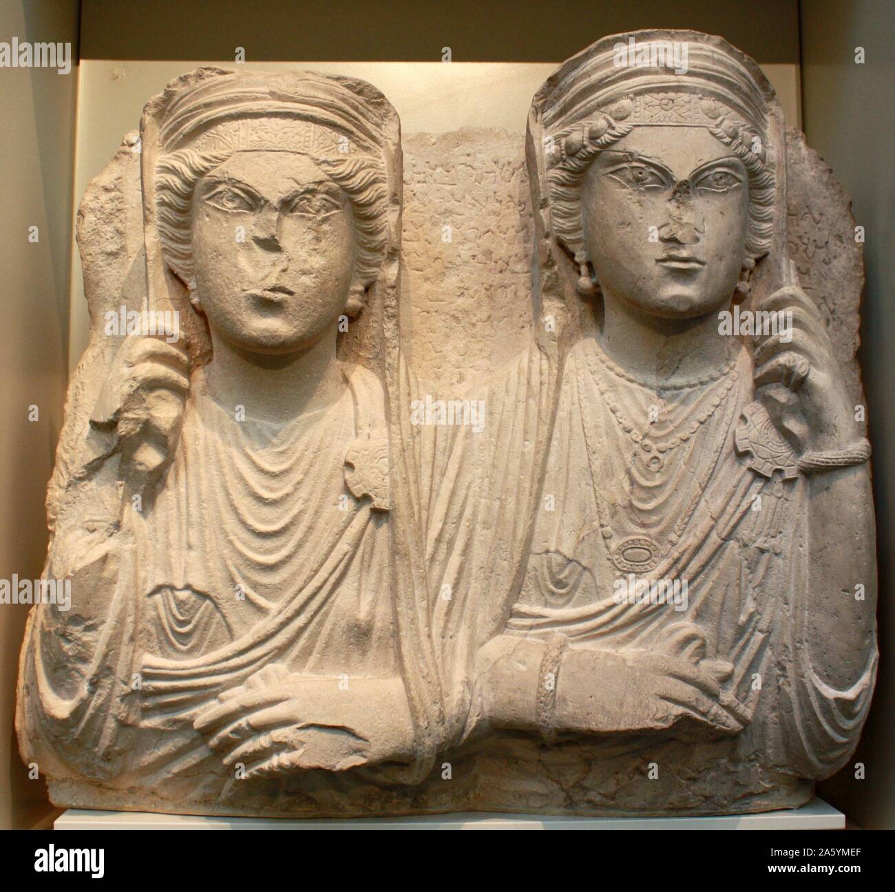 Diese steinernen Gesichter, die Römischen Syrer, der zwischen über AD 50-270 lebte, stammen aus Gräbern außerhalb der Stadt Palmyra. Ihre Mode sind Syrische, aber Sie sind in realistischen römischen Stil gezeigt. Es gibt drei Arten von Gräbern, alle für wohlhabende Bürger gebaut: einstöckige Haus Gräber, Türme aus mehreren Stockwerken und u-rock-gehauenen Gräbern. Stockfoto
