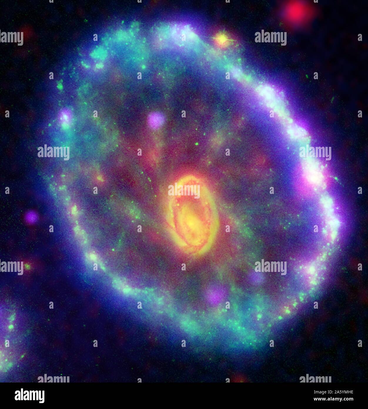Diese zusammengesetzten Falschfarbenbild zeigt die Wagenrad-Galaxie. Hubble-Weltraumteleskop. Stockfoto