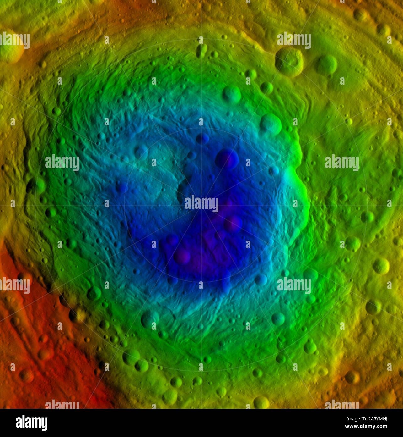 NASA-Mission Dawn: Topographie der nördlichen und der südlichen Hemisphäre des Asteroiden Vesta, mit Bildern, die während Dawn gewonnen letzter Blick zurück aktualisiert. Um die Zeit der Abreise von Dawn von Vesta im Spätsommer 2012, Dawn war Anfang in den hohen nördlichen Breiten, die dunkel waren, als Dawn im Sommer 2011 sind eingetroffen zu kriechen. Die drei Krater, die in der Morgendämmerung Schneemann"-Funktion kann an der Spitze der nördlichen Hemisphäre Karte auf der linken Seite gesehen werden. Ein Berg mit mehr als der doppelten Höhe des Mount Everest kann in der Nähe der Zentrums sehen. Stockfoto