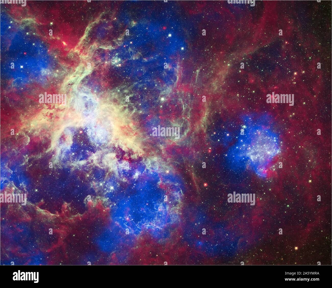 Dieser Verbund von 30 Doradus, aka der Tarantula Nebula, enthält Daten von Chandra, Hubble und Spitzer. Befindet sich in der Großen Magellanschen Wolke, die Tarantula Nebula ist einer der größten Sterne bilden Regionen in der Nähe der Milchstraße. Stockfoto