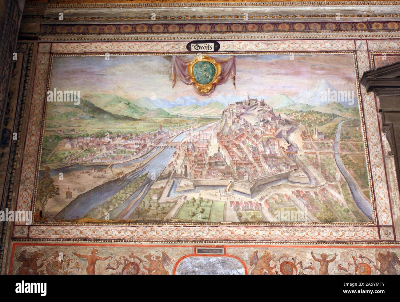 Interior Detail aus dem Palazzo Vecchio, Florenz, Italien. Eine massive, romanische Festung - Palast wurde vom Architekten Arnolfo di Cambio. Intern werden die ersten Hof wurde im Jahre 1453 von Michelozzo entworfen. In den Stichkappen und rund um den Hof sind Wappen der Kirche und Stadt Gilden. In der Mitte, der Porphyr Brunnen wird von Battista del Tadda. Das Bild zeigt die bemalte Wand detail. Stockfoto