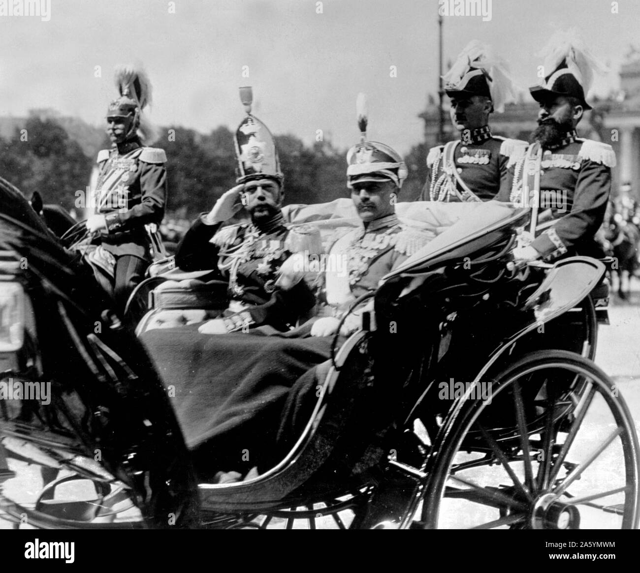 Foto von Zar Nikolaus II. von der Russischen königlichen Familie. Letzte Kaiser von Russland, Großherzog von Finnland, und König von Polen. Zeigt die Zaren in einer Pferdekutsche und volle Uniform. Stockfoto