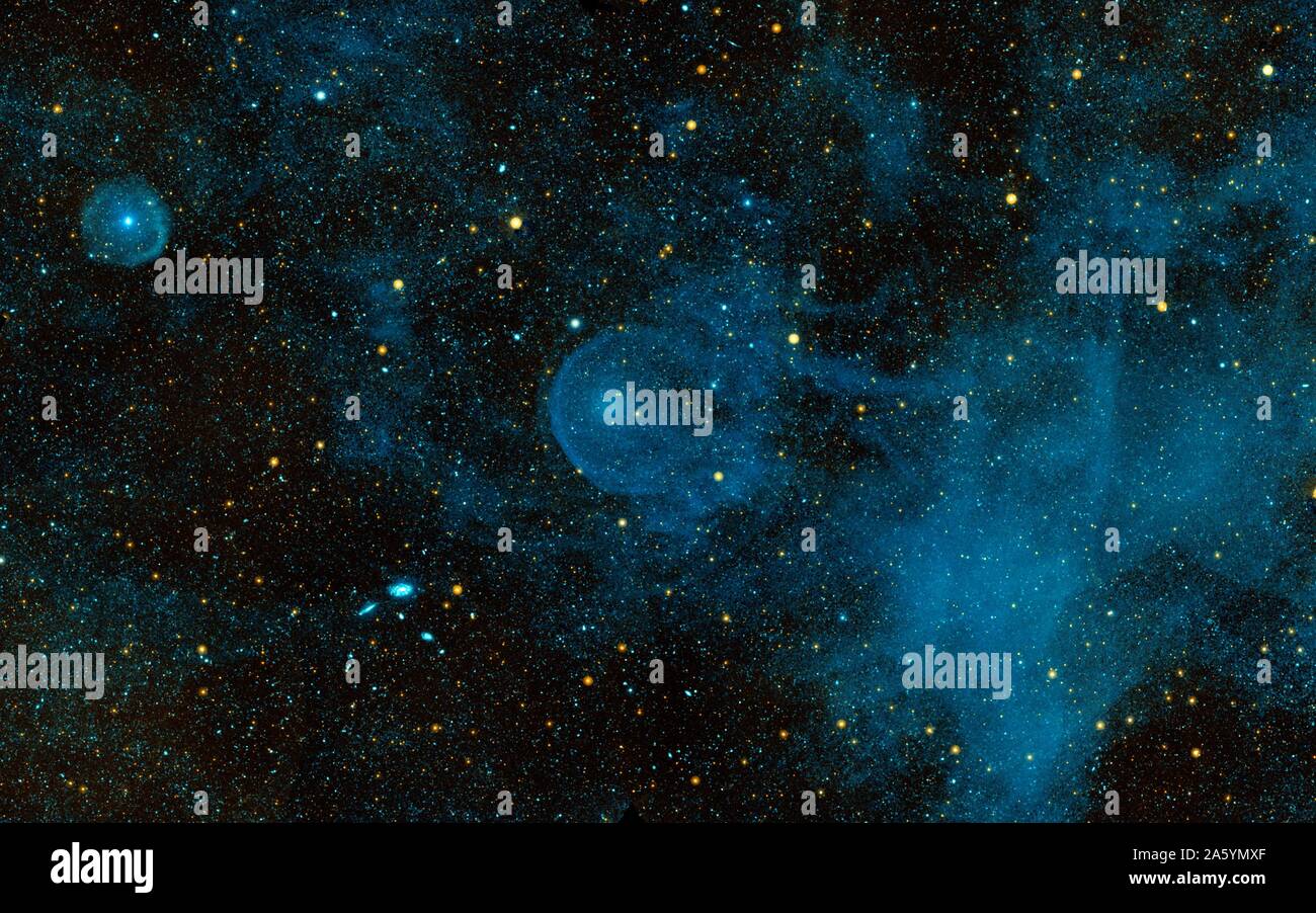 Ein Ausreißer können in diesem UV-Bild von der NASA Galaxy Evolution Explorer gesehen werden. Die Sterne, die so genannte CW Leo, ist durch den Raum rast bei etwa 204.000 Meilen pro Stunde, oder ca. 265 mal die Geschwindigkeit des Klangs auf der Erde. Stockfoto