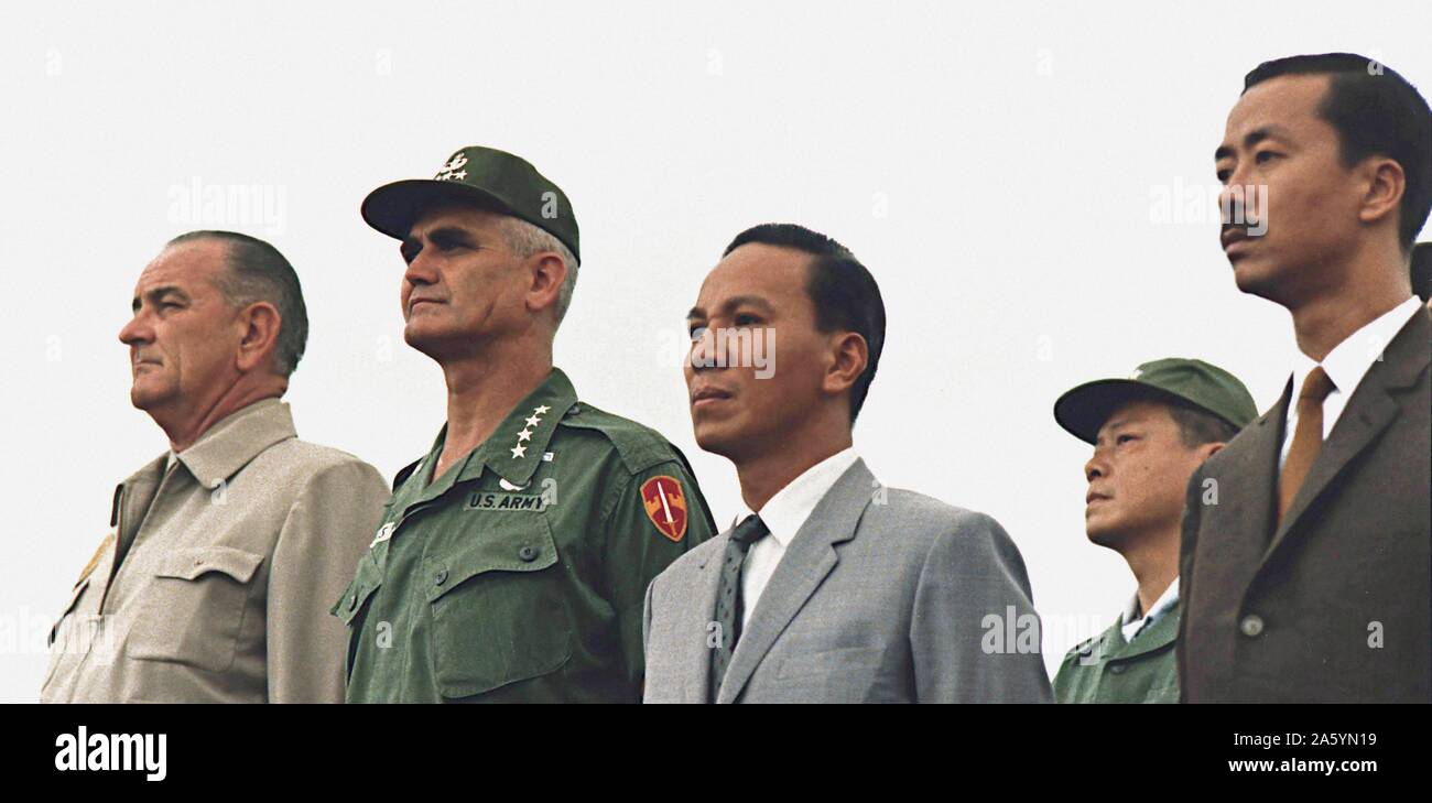 Nach rechts (vordere Reihe links) Präsident Lyndon Johnson, USA, General Westmorland (US-Oberbefehlshaber in Vietnam), General Thieu Air Vice Marshall Ky von South Vietnam. 1967 oder 1968 Stockfoto