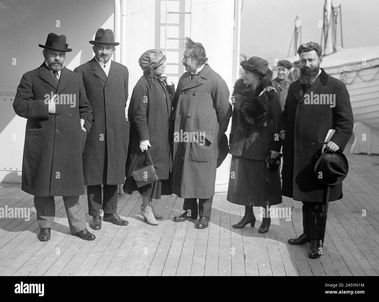 Ussischkin, Weizmann & Frau, Einstein & Frau & Mossessohn 1902. Stockfoto Ussischkin, Weizmann & Frau, Einstein & Frau & Mossessohn 1902. Stockfoto