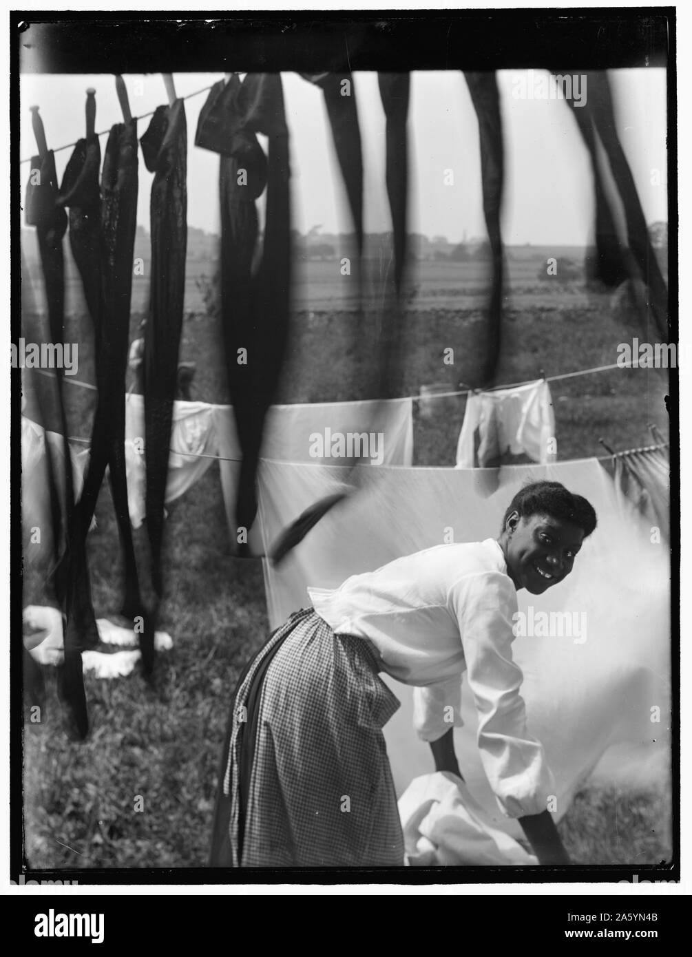 Junge schwarze Frau Waschmaschine Bettwäsche 1902. Gertrude Käsebier Stockfoto