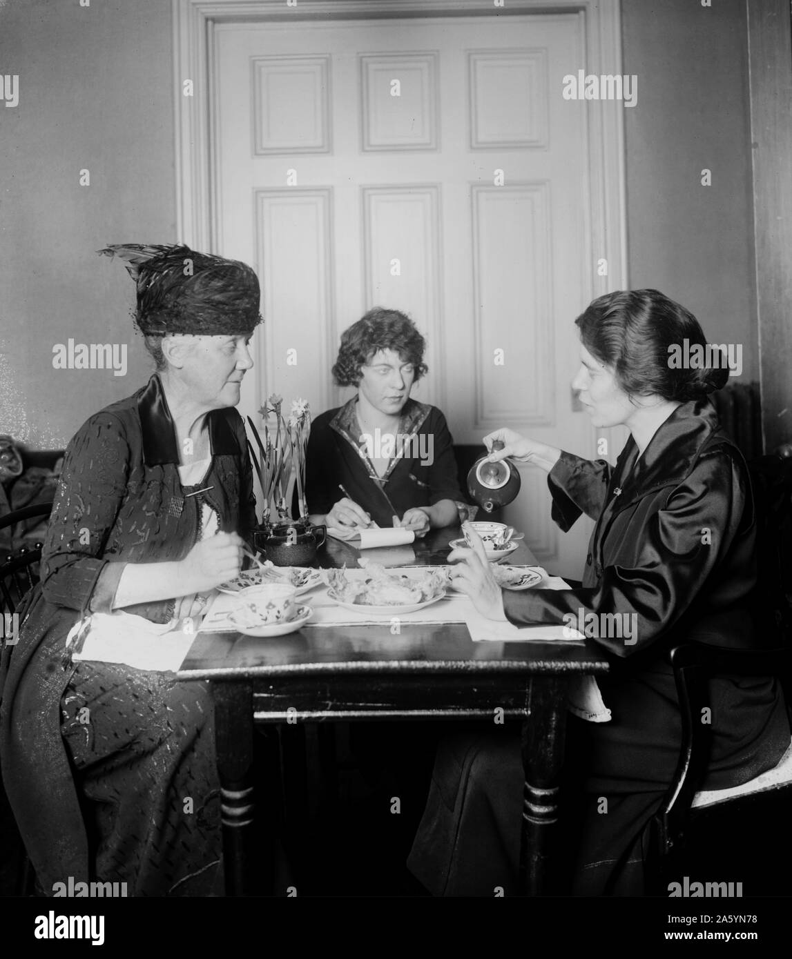 Alice Paul am Mittagessen 1920/21. Amerikanische feministische und Sozialreformer, in ein Quäker Familie in Moorestown, New Jersey geboren. Sie widmete ihre ganze Karriere dem Kampf um gleiche Rechte für Frauen. Stockfoto