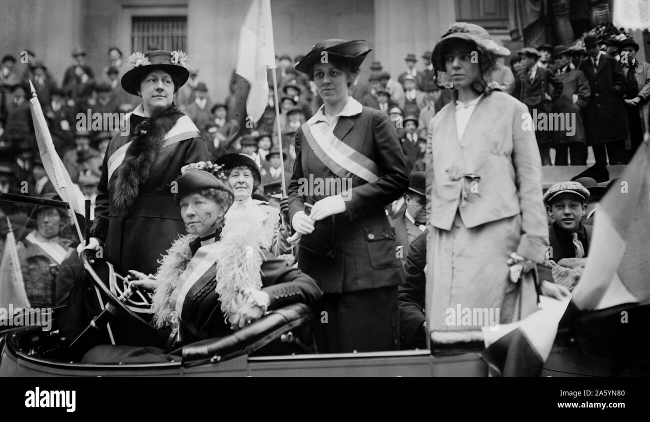 Alice Paul und Doris Stevens mit anderen Suffragists in einem Auto während einer Parade Stockfoto
