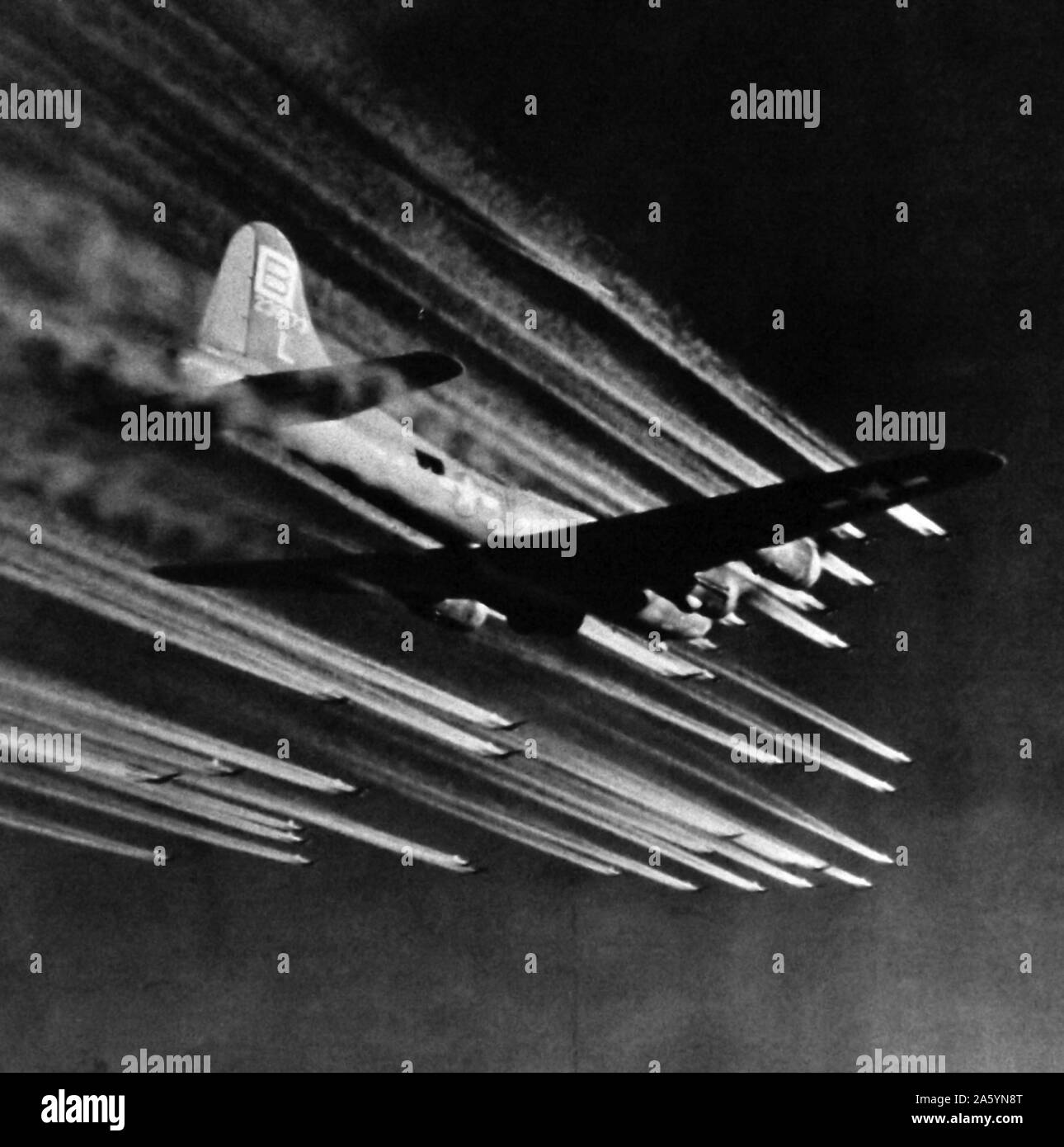 B-17 der US Air Flying Fortress Flugzeuge mit escort Kämpfer Kraft über Deutschland Welt Krieg 1945 II. Stockfoto