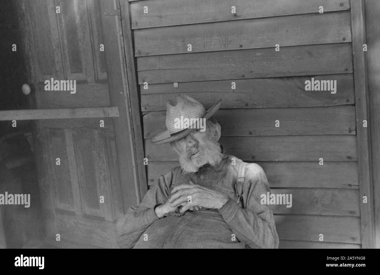 Ex-Landwirt durch ein Haus in Circleville, Ohio's 'Hooverville" ruht. 1938. Stockfoto