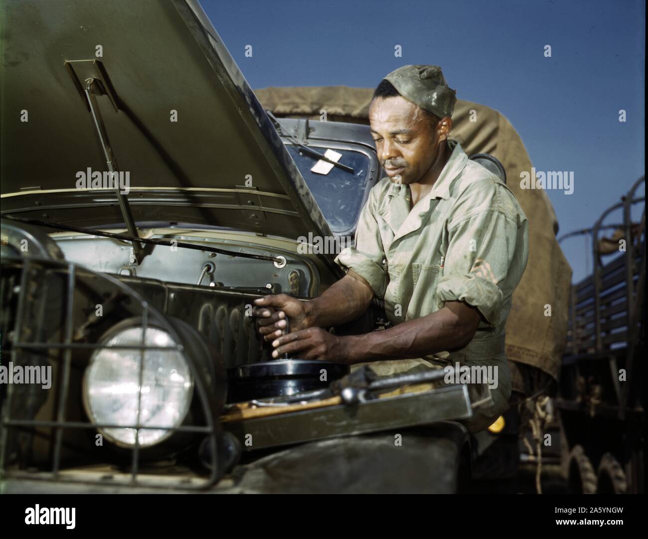 Afrikanische amerikanische Mechaniker im Abschnitt Armee Motorenwartung am ft. Knox, Kentucky, USA. Stockfoto