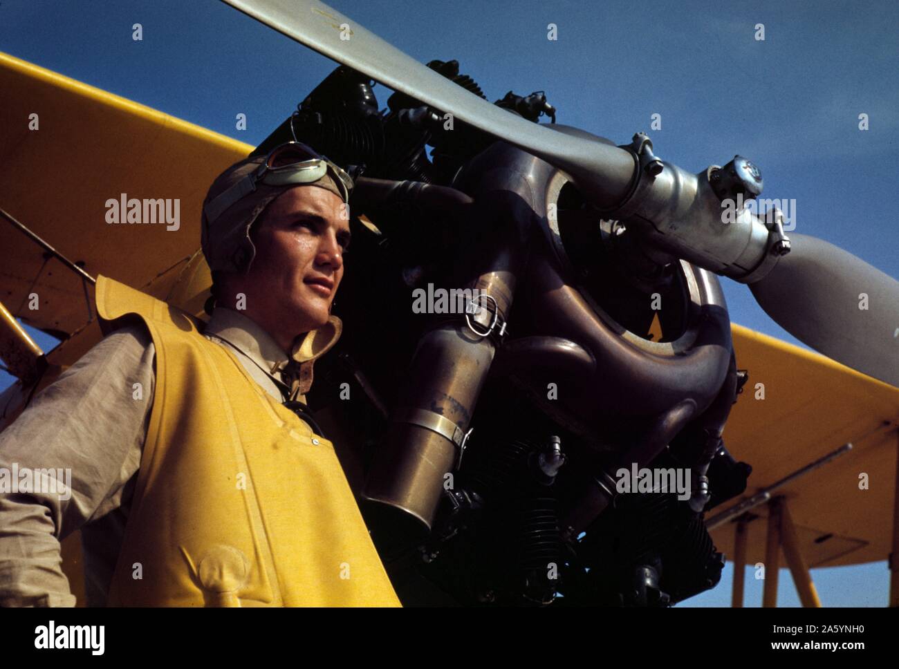 Marine Lieutenant fotografiert neben einem Flugzeug schleppt Ausbildung Segelflug Seite Air Field, Parris, Insel, Südcarolina verwendet. 1942 Stockfoto