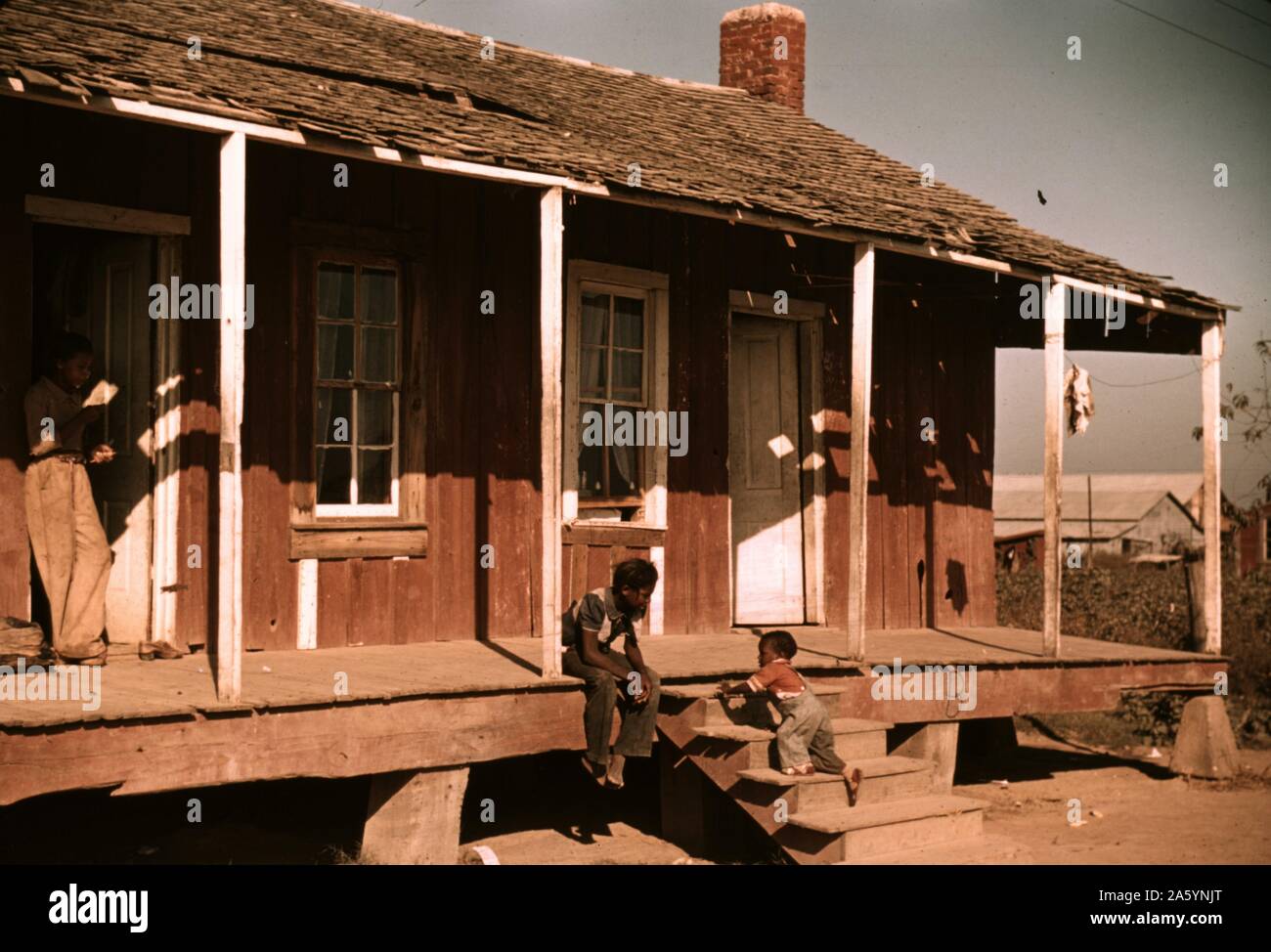 Die African American Mieter Home neben dem Mississippi Fluss Deich, in der Nähe von Lake Providence, Louisiana, USA. 1940 Stockfoto