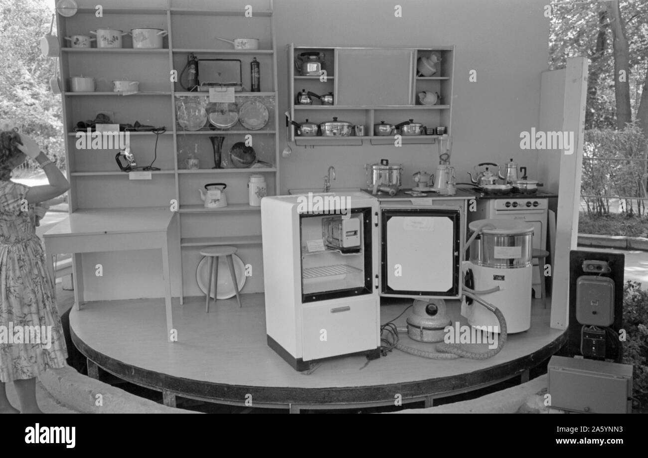 Udssr, Moskau, temporäre Russische Ausstellung 1959. Foto zeigt, Kühlschrank und Küche Ausrüstung an einer sowjetischen Ausstellung, die neben der Amerikanischen Nationalen Ausstellung in Moskau war. Stockfoto
