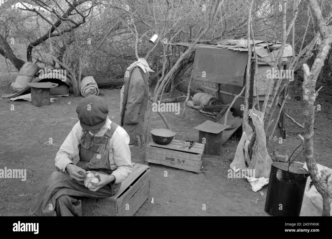 Weiße Wanderarbeiter leben in Lager mit zwei anderen Migranten Männer. Seine Schlafräume und allen weltlichen Besitz sind im Hintergrund zu sehen. Harlingen, Texas von Russell Lee, 1903-1986, Fotograf 19390101. Stockfoto