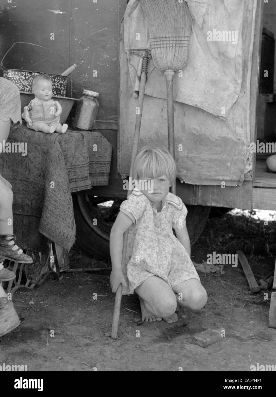 Kind von weißen Wanderarbeiter vor Anhänger Haus, Weslaco, Texas von Russell Lee, 1903-1986, Fotograf 19390101 Stockfoto