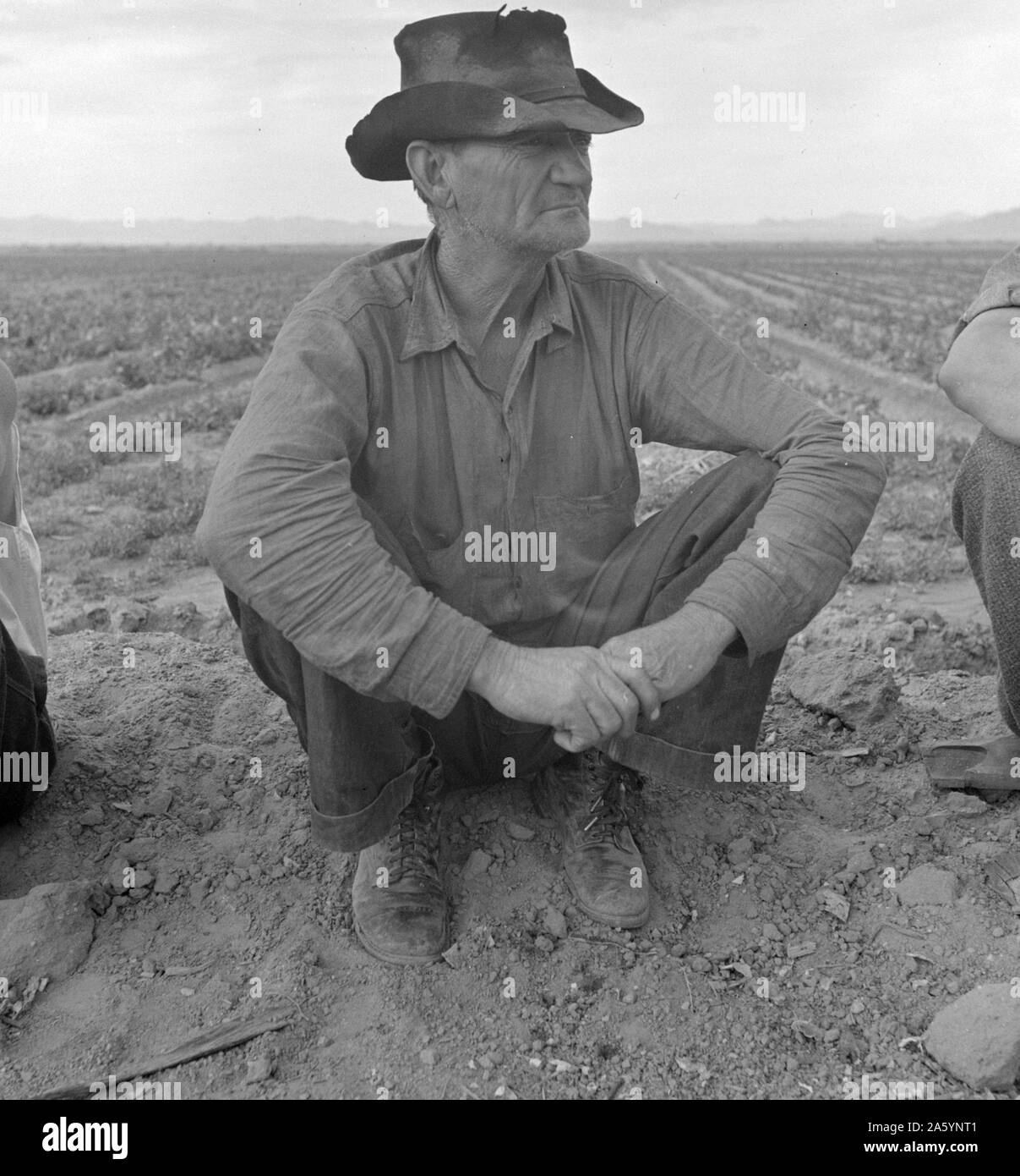 Harlingen (Nähe), Tex Wanderarbeitnehmer vor Feuer sitzen. Er lebte mit zwei anderen Männern Arbeiter von Russell Lee, 1903-1986, Fotograf 19390101. Stockfoto